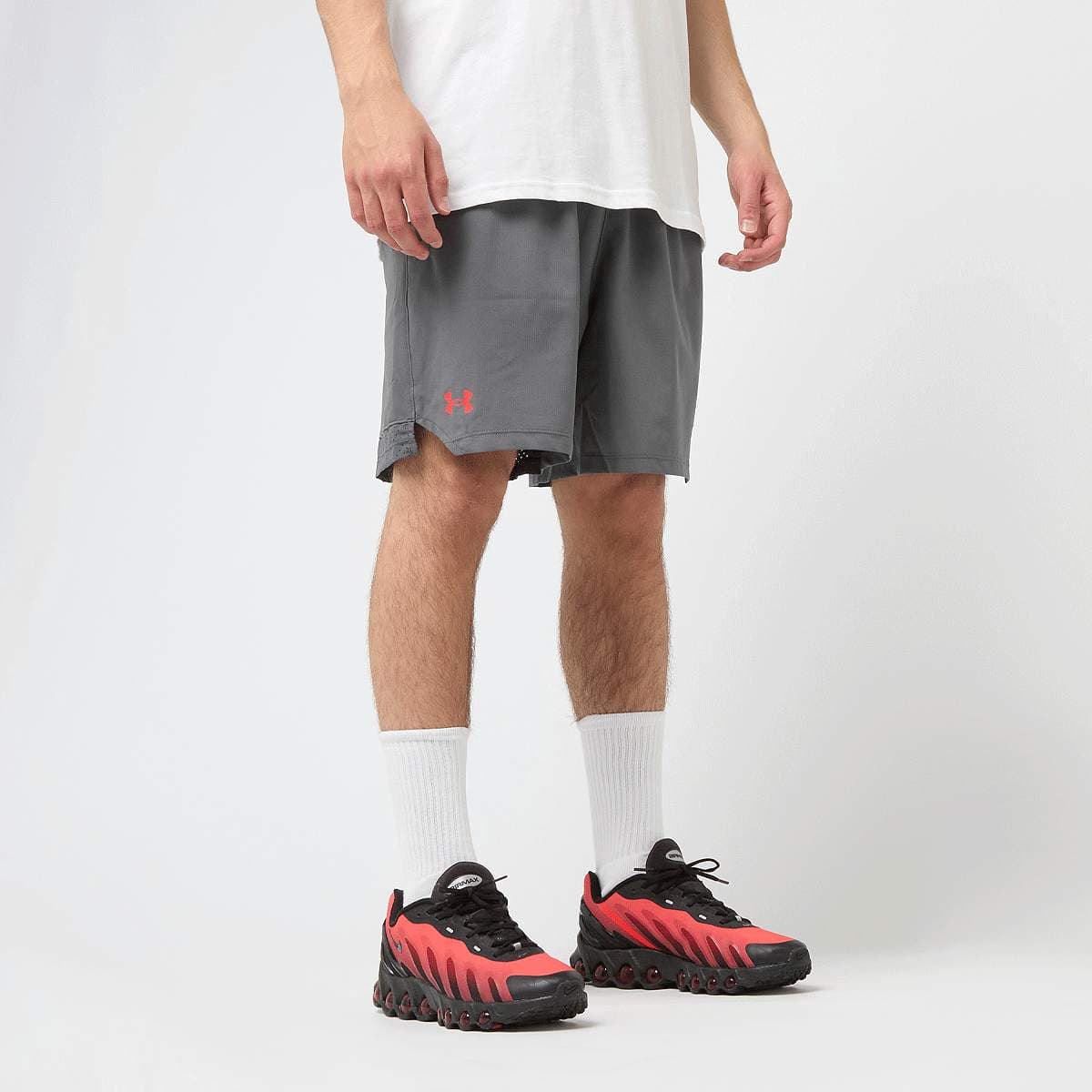 6" Vanish Woven Shorts