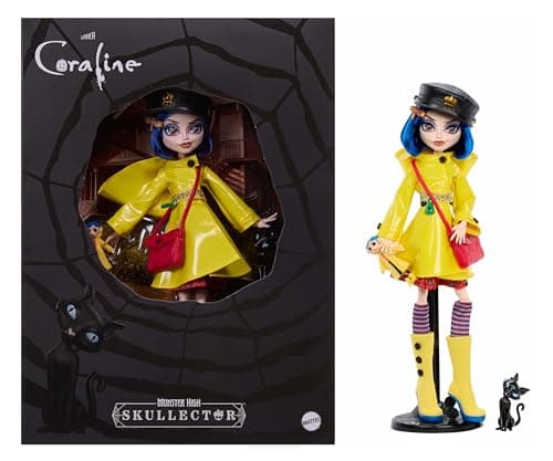 Monster High Skullector-Puppe, Coraline-Sammelpuppe in gelbem Regenmantel mit Kleid und Zubehörteilen wie eine Stoffpuppe, Katzenfigur und EIN Puppenständer, JHK65