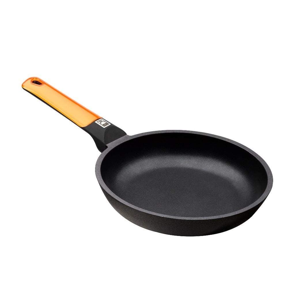 BRA Efficient Orange Sartén 28 cm, aluminio fundido con antiadherente Platinum Plus, plana, aptas para todo tipo de cocinas incluida inducción, libre de PFOA, Color Negro Y Naranja
