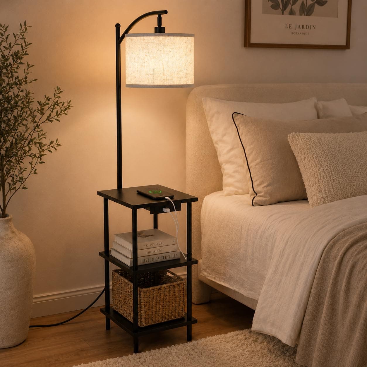 LuminexDesigns Lámpara de Pie Vintage con Estantes, Mesa Auxiliar de Madera con Estación de Carga, Retro Nogal con 3 Niveles de Almacenamiento, E27 Giratoria, para Salón, Dormitorio, Rincón y Oficina