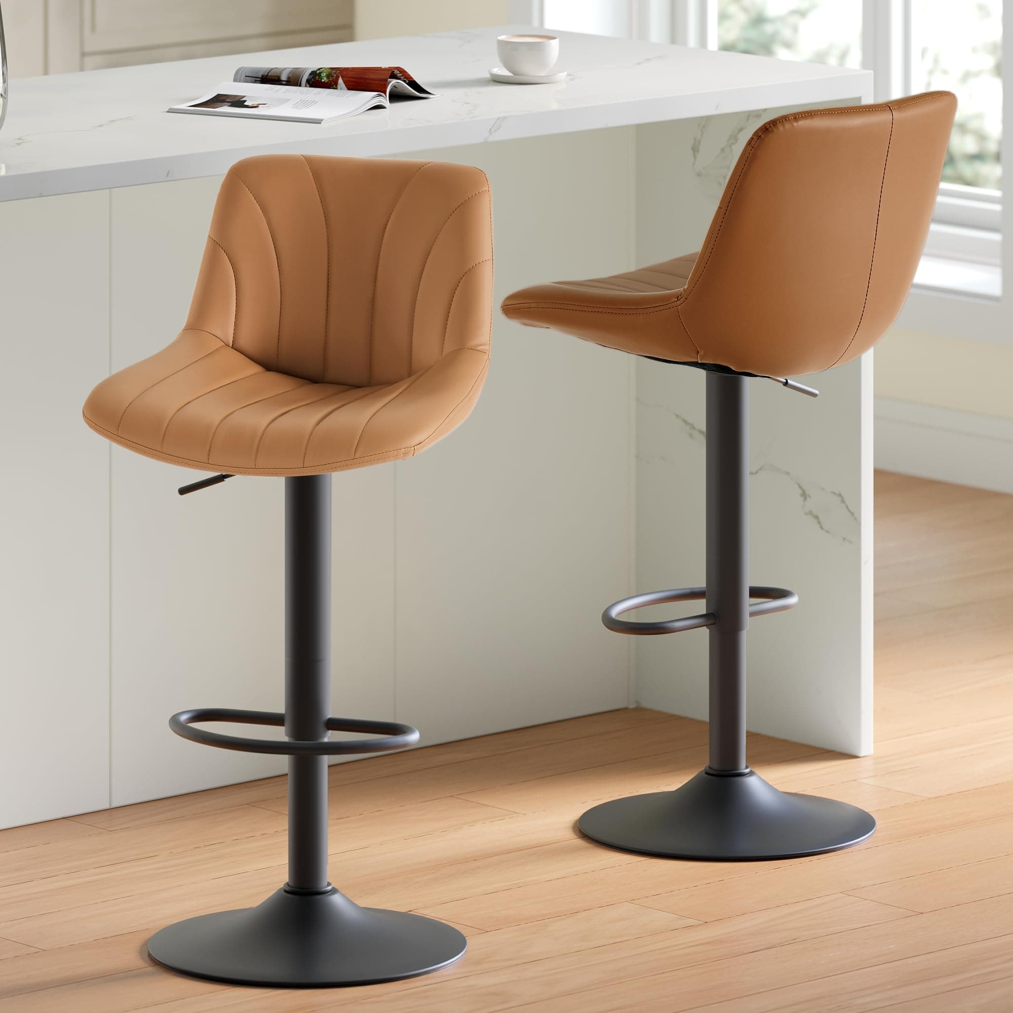 VASAGLE Tabourets de Bar, avec Dossier, Chaises de Bar Hauteur Réglable, Rotation à 360°, Repose-Pied en Métal, pour Salle à Manger, Cuisine, PU, Lot de 2, Marron Caramel LJB181KN01