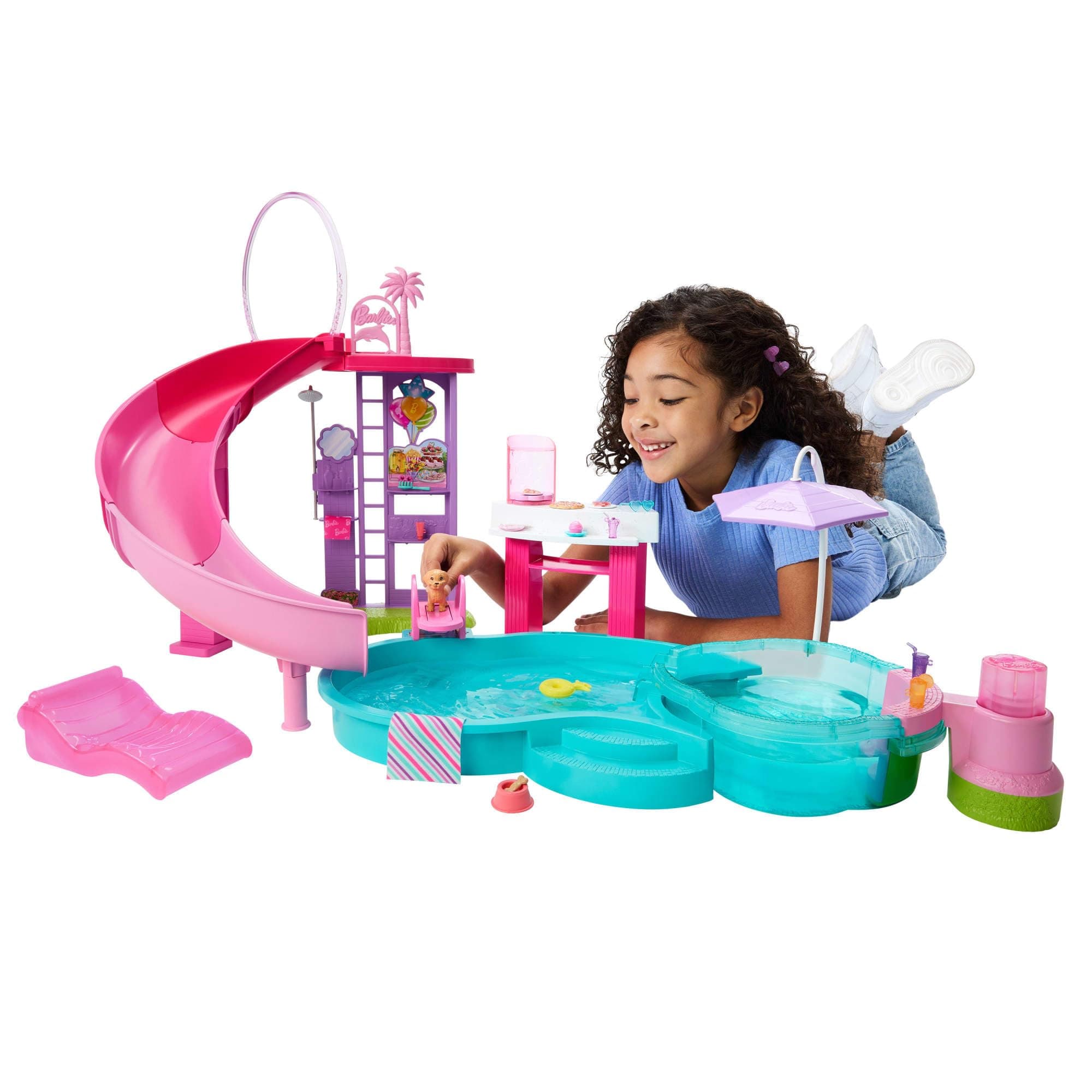Barbie Traumpool Spielset mit sechs Spielbereichen, einschließlich Rutsche und schäumendem Whirlpool sowie über 20 Zubehörteilen wie Haustier, Schwimmringe und mehr, JKG83