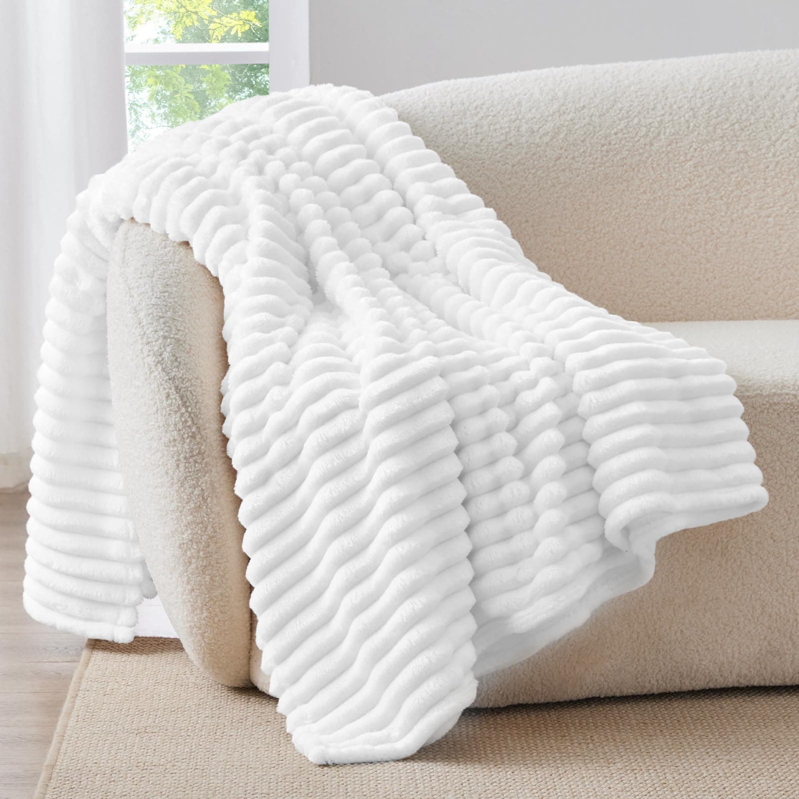 BEDELITE Manta para Cama 90 - Manta de Felpa Franelada a Rayas, 150x200 cm, Blanco, Suave, Acogedora y Cálida, Regalo para Mujer y Hombre