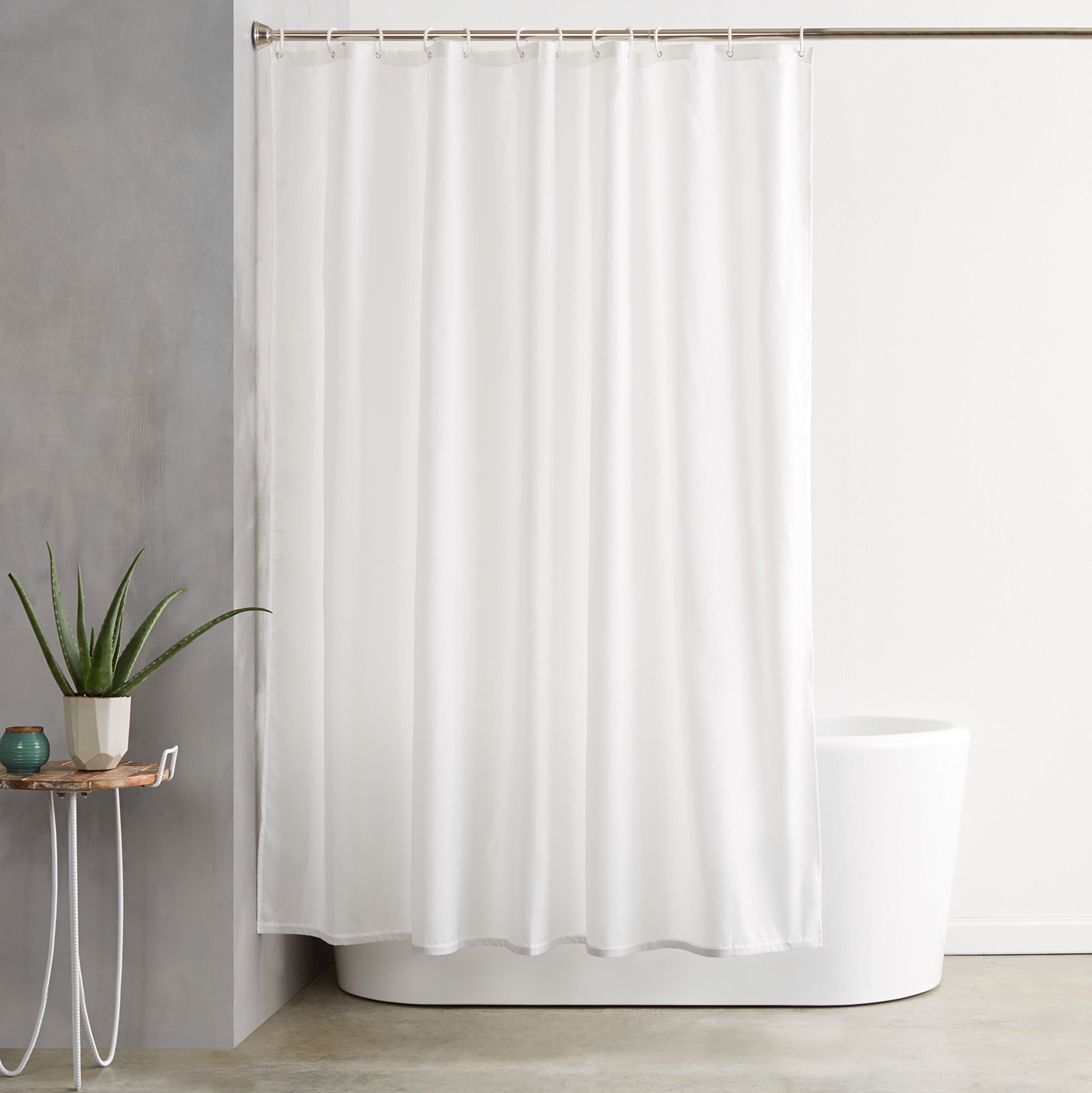 Amazon Basics Rideau de douche en tissu résistant à l'eau et à la moisissure avec œillets et crochets, lavable en machine, 180 x 200 cm, blanc