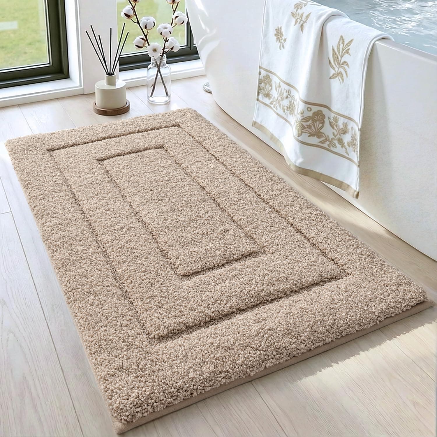 DEXI Tapis Salle de Bain Antidérapant 50 x 80 cm, Moelleux en Microfibre, Absorbant l'eau, Lavable en Machine, Extra Epais, pour Douche, Baignoire, Beige