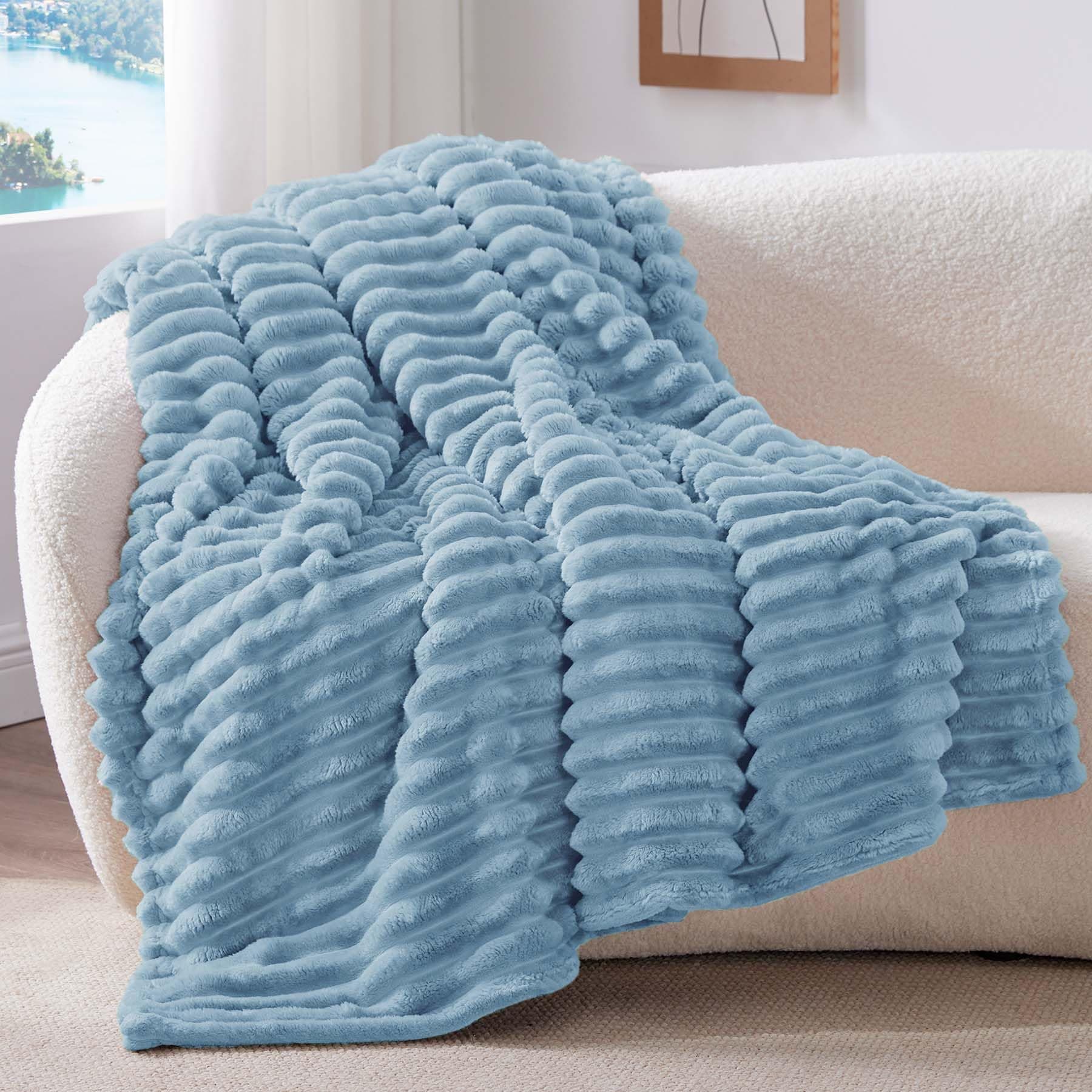 BEDELITE Manta para Cama 90 - Manta de Felpa Franelada a Rayas, 150x200 cm, Azul Claro, Suave, Acogedora y Cálida, Regalo para Mujer y Hombre