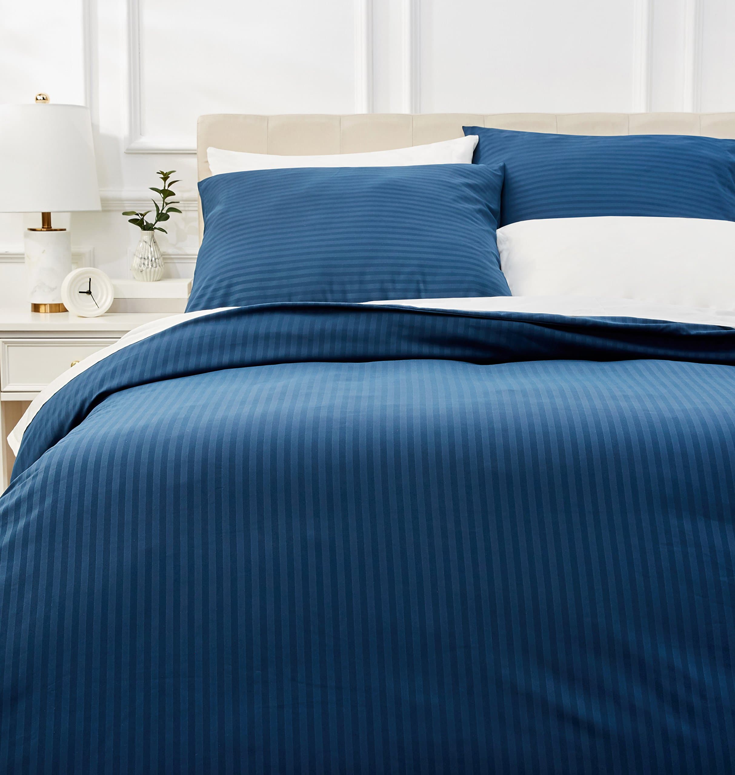 Amazon Basics Parure de Lit King Size 3 Pièces en Microfibre, Housse de Couette 240 x 260 cm et 2 Taies d'oreiller 65 x 65 cm, Bleu Marine Rayé