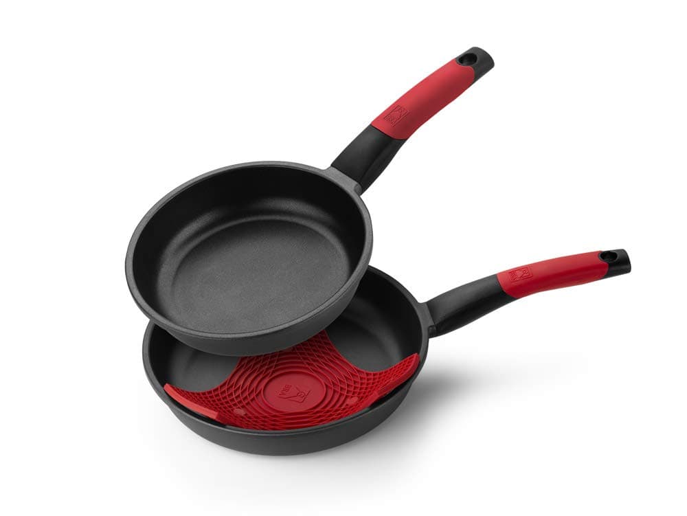 BRA Premiere | Set de sartenes 20 y 24 cm de Aluminio Fundido con Antiadherente, Apta para Todo Tipo de cocinas Incluso inducción, Incluye un salvamanteles, Rojo