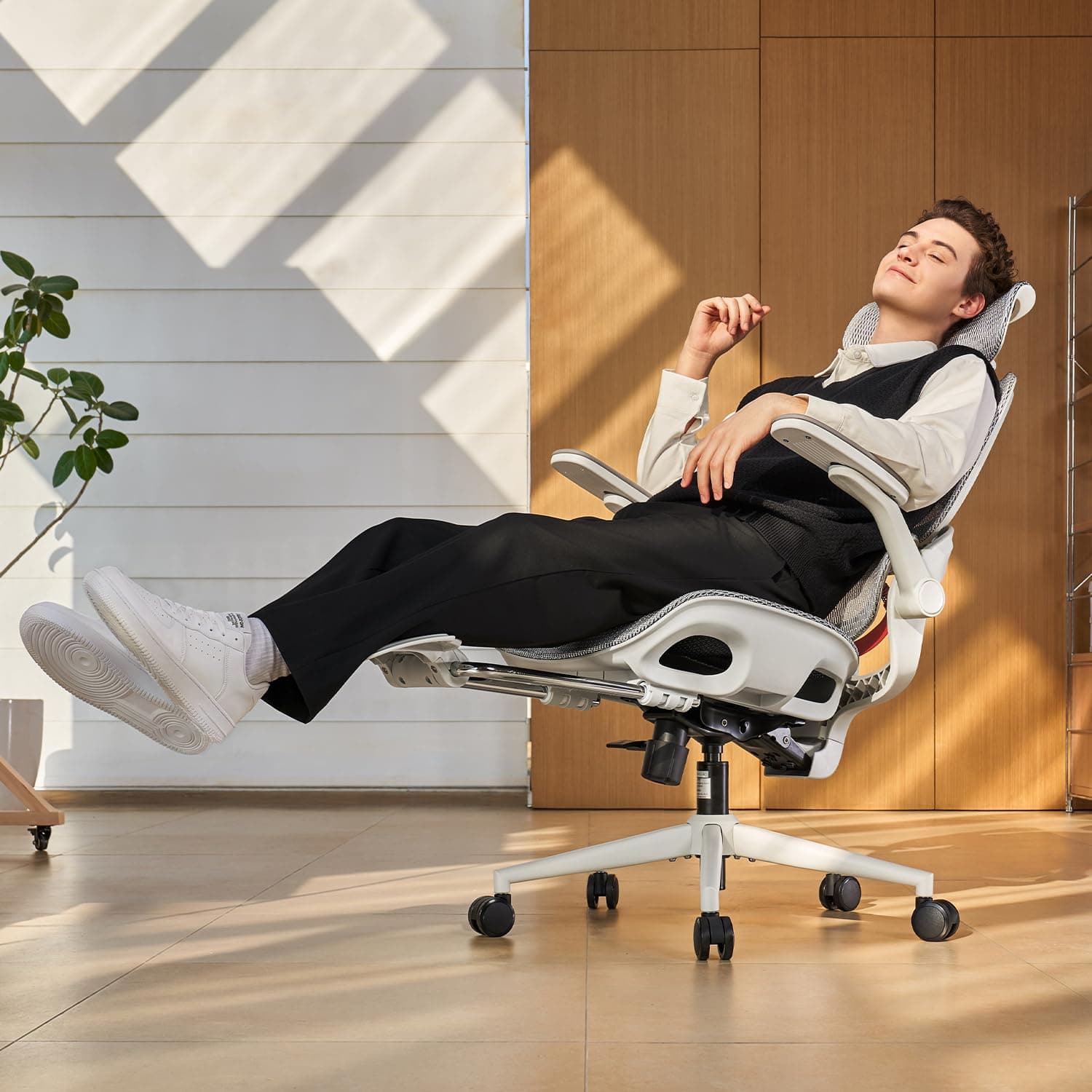 SIHOO B100 Pro Sedia Ergonomica da Ufficio con Poggiapiedi, Sedia da Scrivania Supporto Lombare 4D, Sedia per Computer Poggiatesta 3D, Braccioli Pieghevoli 4D, Reclinazione 90-135°, Bianca