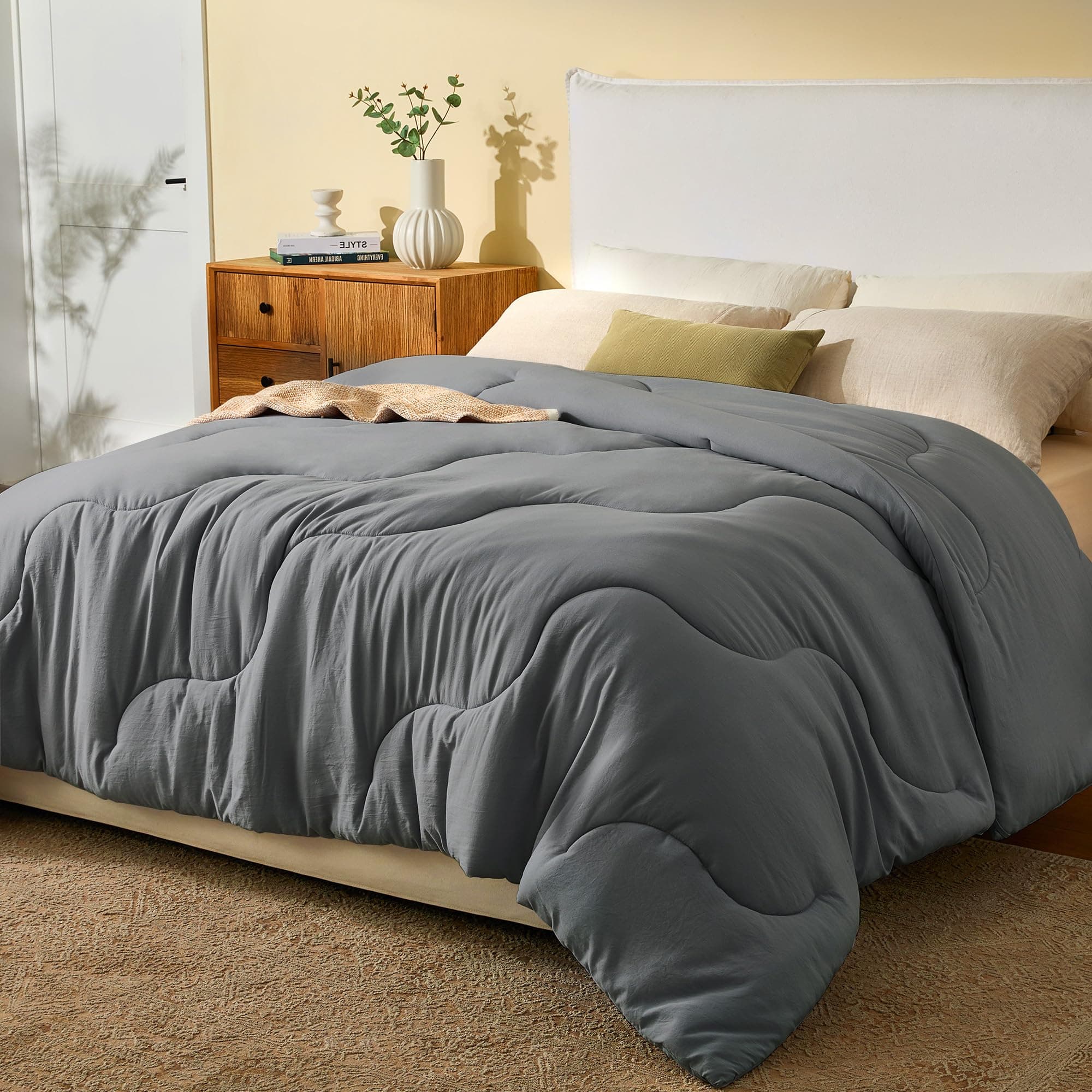 BEDLORE Couette 140x200 Tempérée 220g/m² pour Lit 1 Personnes, Couette 1 Personnes Légère avec Rembourrage en Microfibre, Édredon Douce pour 4 Saisons, Lavable en Machine, Gris Foncé